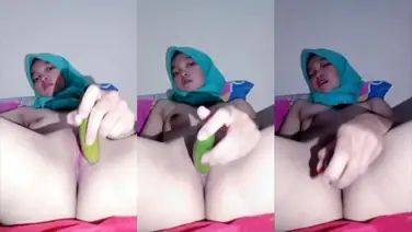Bokep Ukhti Sange Colmek Pake Timun Segar poster