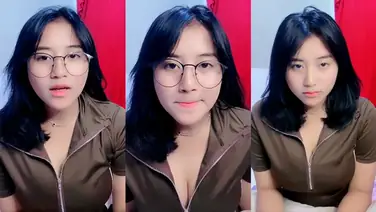 Gadis Cantik Kacamata Live Crot Lumer poster