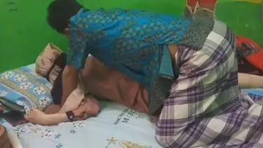 Membuat Tante Hijab Muncrat Basah Kuyup poster